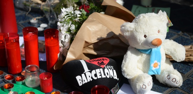 Flores, velas e mensagens são deixadas na Rambla em homenagem a vítimas de atentado, em Barcelona - Josep Lago/AFP