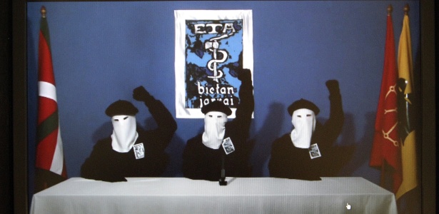 Imagem de 2011 de integrantes do ETA durante anúncio do "cessar definitivo de sua atividade armada" - Javier Etxezarreta/EFE