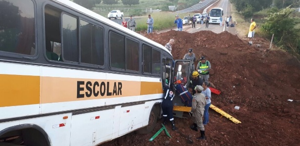 Acidente com ônibus de transporte escolar, que deixou 4 feridos, aconteceu na GO-080 - Divulgação/Corpo de Bombeiros