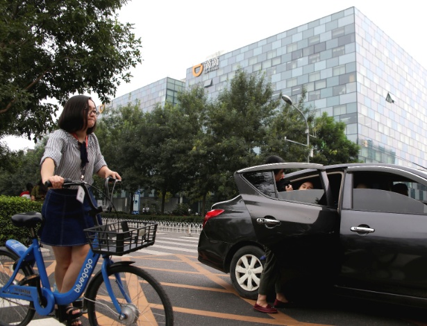 Passageiro entra em carro da Didi Chuxing em frente à sede da empresa em Pequim - Jason Lee/Reuters