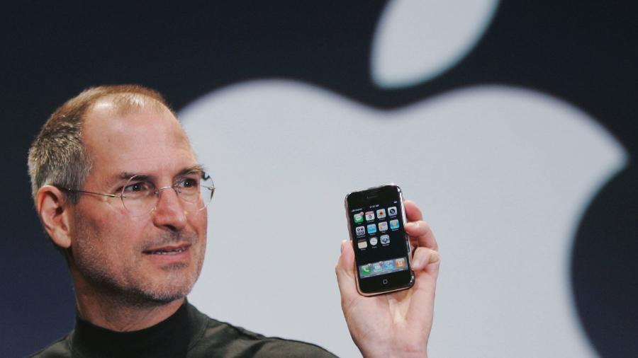 Steve Jobs com o primeiro iPhone - Reproodução