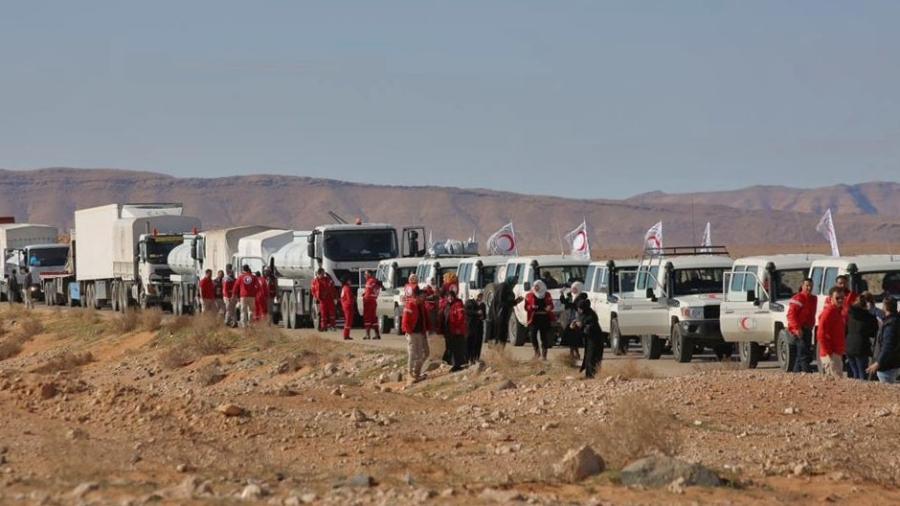 6.fev.2019 - Um comboio de ajuda humanitária do Crescente Vermelho chega a deserto de Rukban. Este é o maior comboio humanitário que a ONU mobilizou na Síria desde o início do conflito armado em 2011 - Crescente Vermelho sírio/AFP