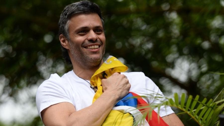 Leopoldo López, líder da oposição na Venezuela, deixou a prisão domiciliar para se juntar ao correligionário e autoproclamado presidente interino Juan Guaidó - Getty Images