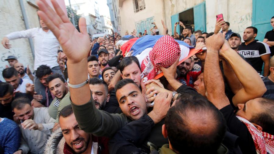 O corpo do palestino Omar al-Badawi é carregado no campo de refugiados de Al Arub - Mussa Qawasma/Reuters