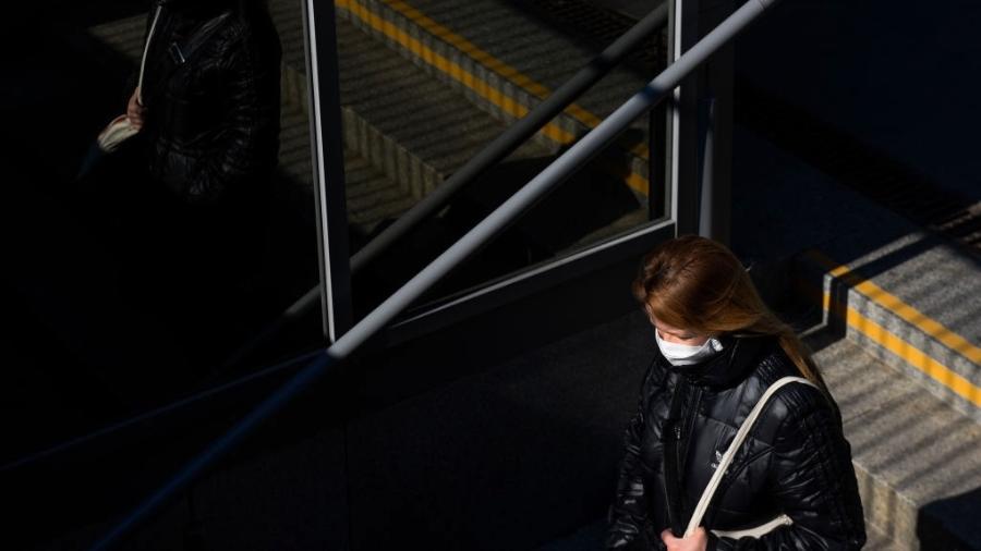 01.abr.2020 - Coronavírus: Mulher usa máscara de proteção em metrô na Cracóvia (Polônia) - Omar Marques/Getty Images