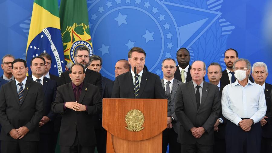 Jair Bolsonaro, ministros e apoiadores se aglomeram em pronunciamento do presidente - Cláudio Reis/Framephoto/Estadão Conteúdo