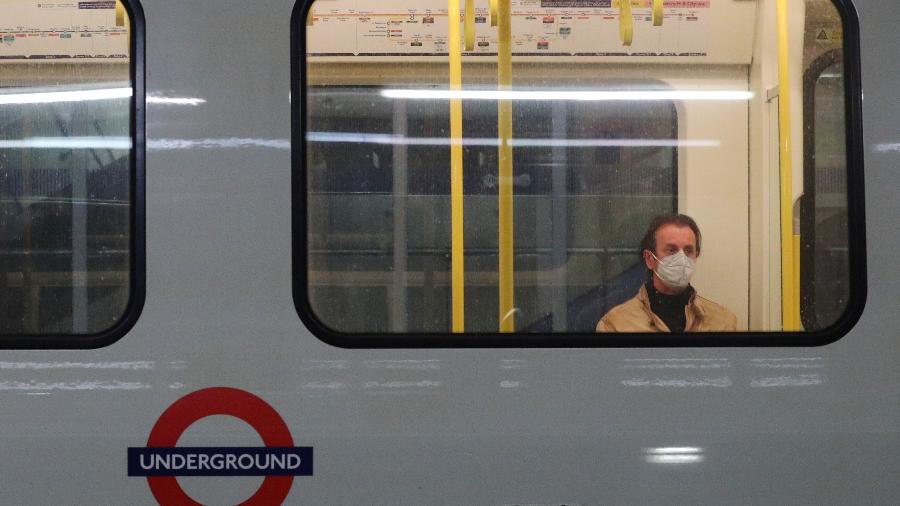 Passageiro usa máscara de proteção no metrô de Londres - 