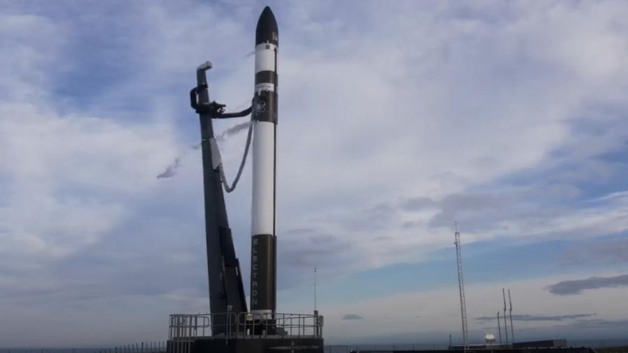 O foguete Electron minutos antes de seu lançamento de plataforma na Nova Zelândia - 