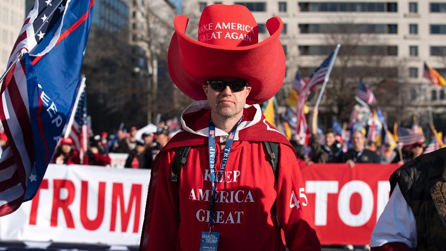 Apoiadores do presidente americano Donald Trump se reuniram na Freedom Plaza neste sábado (12) - Jose Luis Magana/AFP