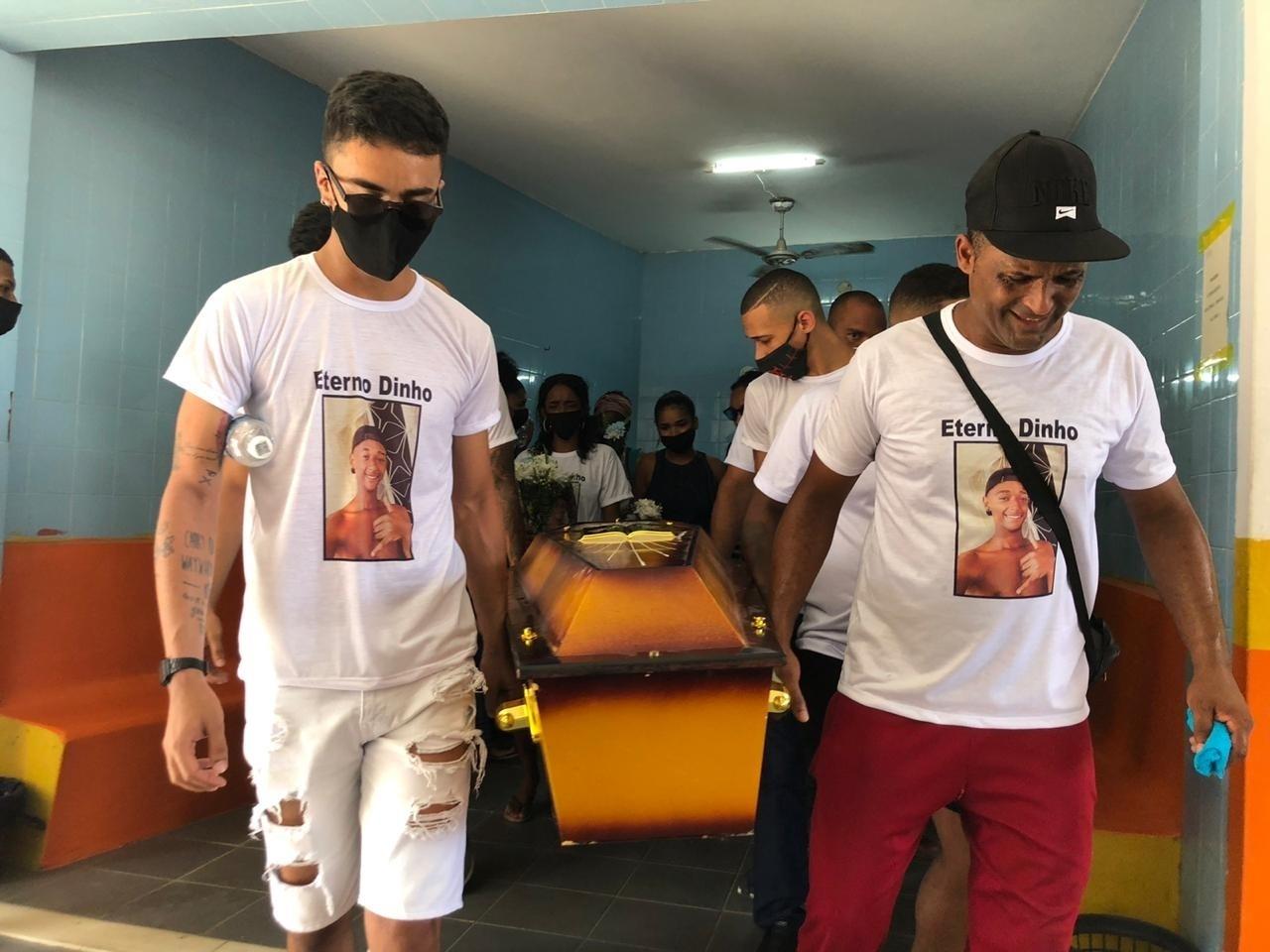 Velório de Jordan Luiz Natividade, 17, and Edson Arguinez Júnior, 20, killed while approaching PM in Rio de Janeiro - Herculano Barreto Filho / UOL