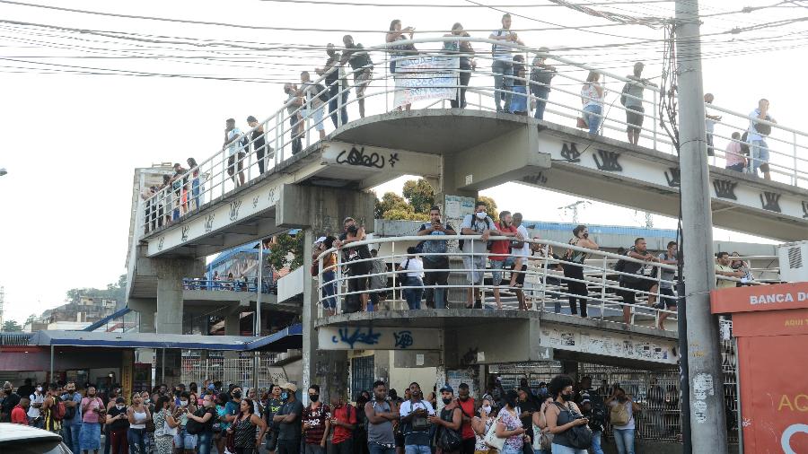 A paralisação dos serviços do BRT provocou aglomerações de passageiros - Jorge Hely/FramePhoto/Estadão Conteúdo