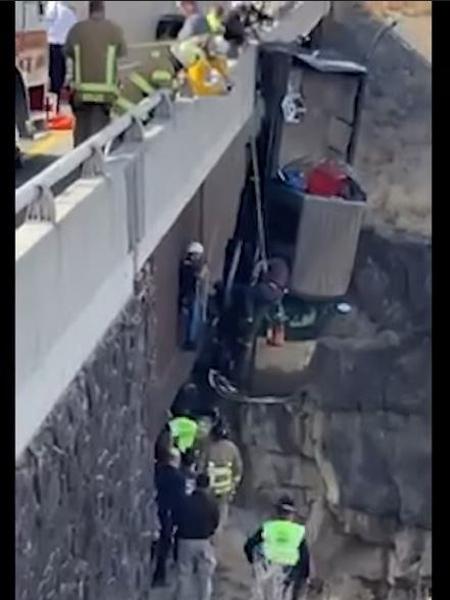 Equipe de resgate salva motorista e passageira de picape que ficou pendurada em ponte nos EUA - Reprodução/YouTube/East Idaho News
