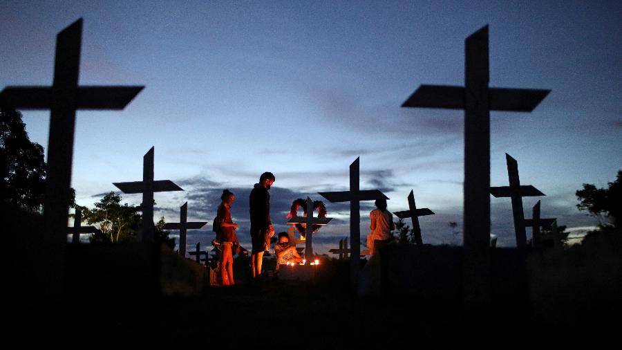 Cemitério em Manaus (AM) em meio à pandemia de coronavírus - Bruno Kelly/Reuters
