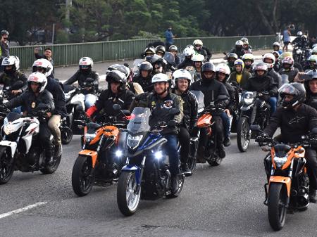 Presidente Jair Bolsonaro à frente de grande manifestação de motoqueiros por São Paulo: qualquer semelhança não é coincidência - ROBERTO CASIMIRO/FOTOARENA/FOTOARENA/ESTADÃO CONTEÚDO