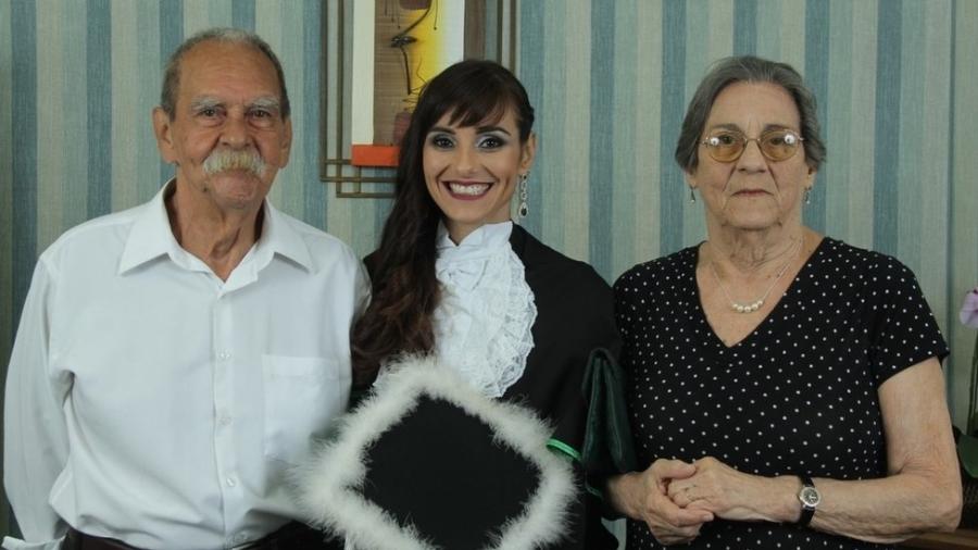 Paola Falceta ao lado dos pais em fotografia de 2017: a morte da mãe fez com que ela criasse associação junto com amigo - ARQUIVO PESSOAL