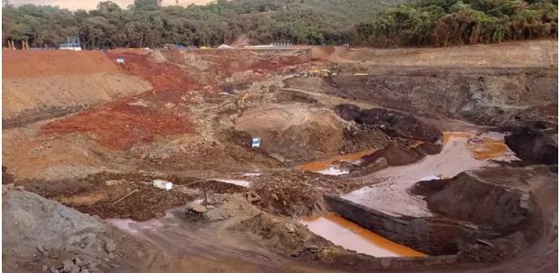 Talude desmorona e soterra veículos em Sarzedo, próximo a Brumadinho - Vimarsana News