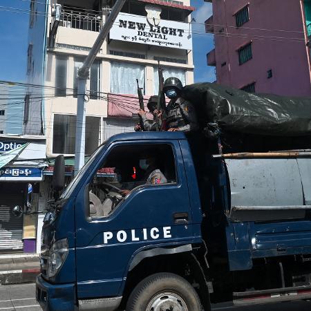 Patrulha policial em um caminhão no centro de Yangon, Mianmar - AFP