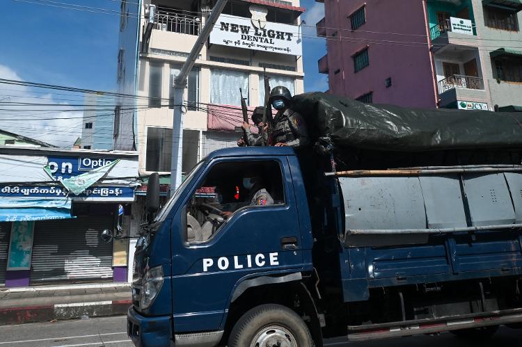 Patrulha policial em um caminhão no centro de Yangon, Mianmar