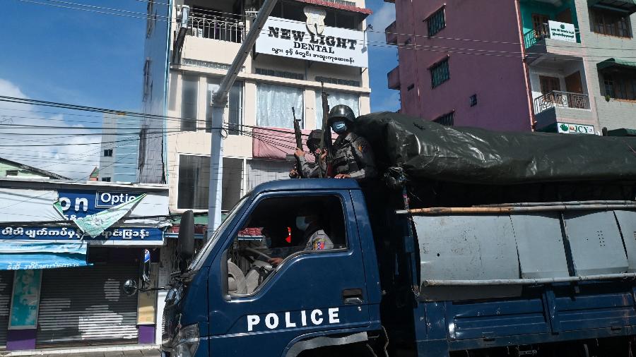22.out.2021 - Patrulha policial em um caminhão no centro de Yangon, Mianmar - AFP