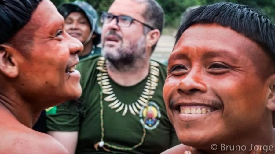 O indigenista Bruno Pereira (ao centro) vinha sofrendo ameaças por combater invasões a território - DIVULGAÇÃO/FUNAI
