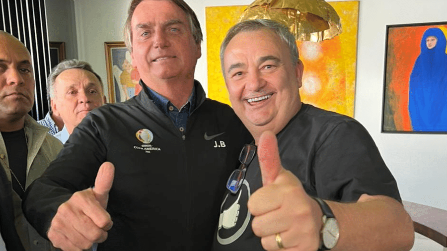 Jair Bolsonaro (PL) com o ruralista Gilson Lari Trennepohl, que doou R$ 350 mil à campanha dele - Reprodução/Facebook