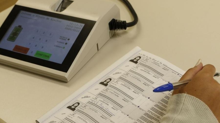 Na foto, caderno de votação e terminal do mesário da urna eletrônica - Fernando Frazão/Agência Brasil