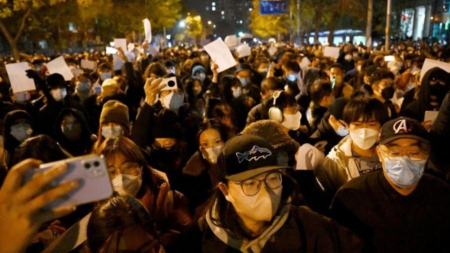 27.11.22 - Protesto em Pequim, na China, pelas vítimas de um incêndio em Urumqi - que também insuflou manifestações contra as rígidas regras de "covid zero" na China - NOEL CELIS/AFP