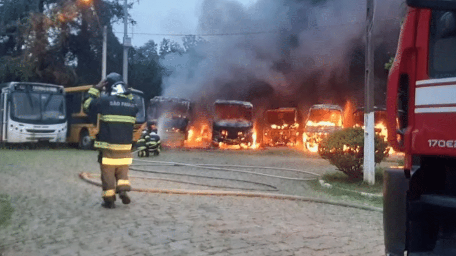 Bombeiros trabalham para conter as chamas dos ônibus incendiados em Franco da Rocha - Reprodução/ Internet