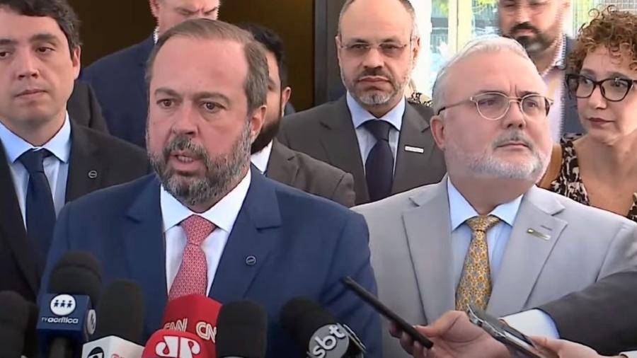 Ministro Alexandre Silveira, de Minas e Energia (à esq.), e Jean Paul-Prates, presidente da Petrobras