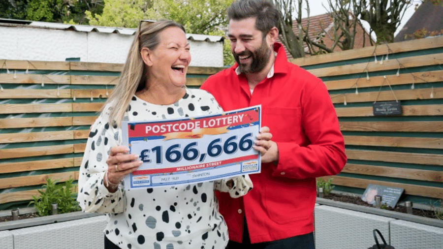 Lesley, 54, continuou a apostar no número do código postal mesmo após a morte do marido - Reprodução/Postcode Lottery