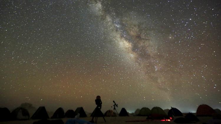 Via Láctea vista no céu noturno em deserto do Egito