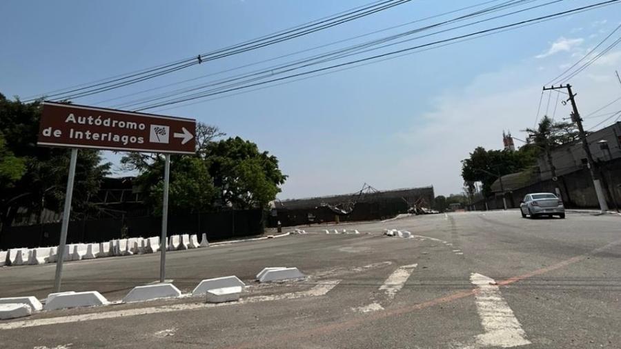 Placa instalada próximo do Sambódromo do Anhembi, na zona norte de São Paulo