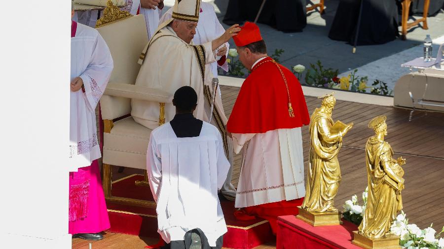 O Papa Francisco abençoa o novo cardeal Angel Fernandez Artime durante uma cerimônia de consistório na praça de São Pedro, no Vaticano, em 30 de setembro de 2023