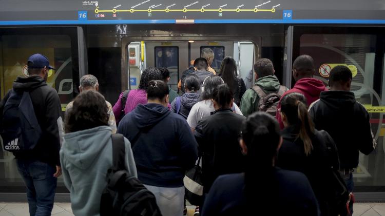 Passageiros aguardam metrô da linha 4-Amarela