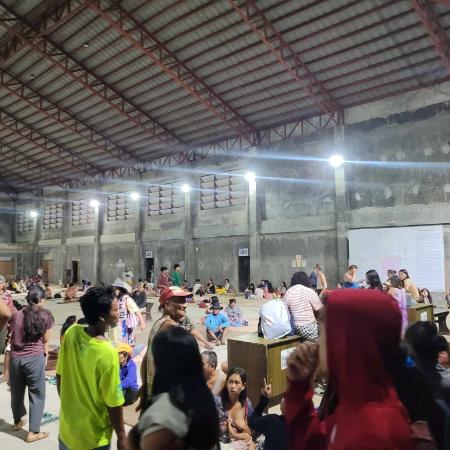 Filipinos foram levados para centros de evacuação após terremoto atingir o país neste sábado (2)