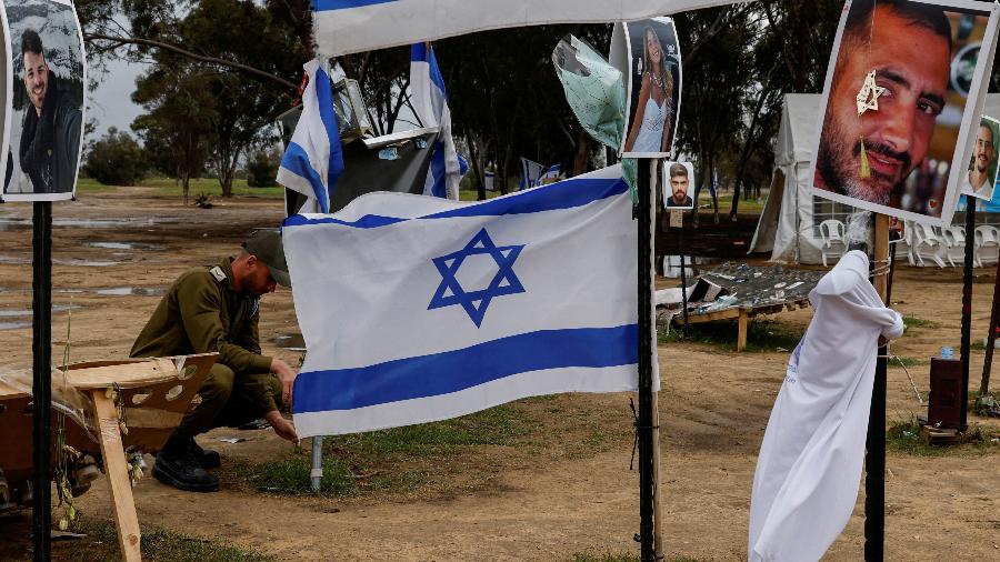 Soldado israelense observa instalação no local de ataque do Hamas em 7 outubro em homenagem aos mortos e sequestrados 
