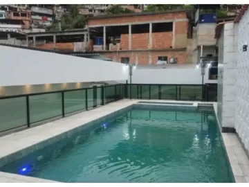 Polícia encontra área de lazer do tráfico com piscina e churrasqueira no RJ
