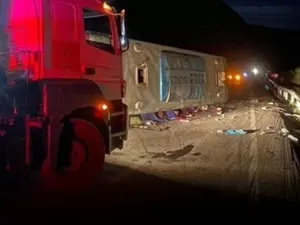 Ônibus tomba em 'curva da morte' e deixa quatro mortos em Minas Gerais