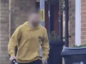 Homem é preso após atacar pessoas com uma espada perto de metrô em Londres