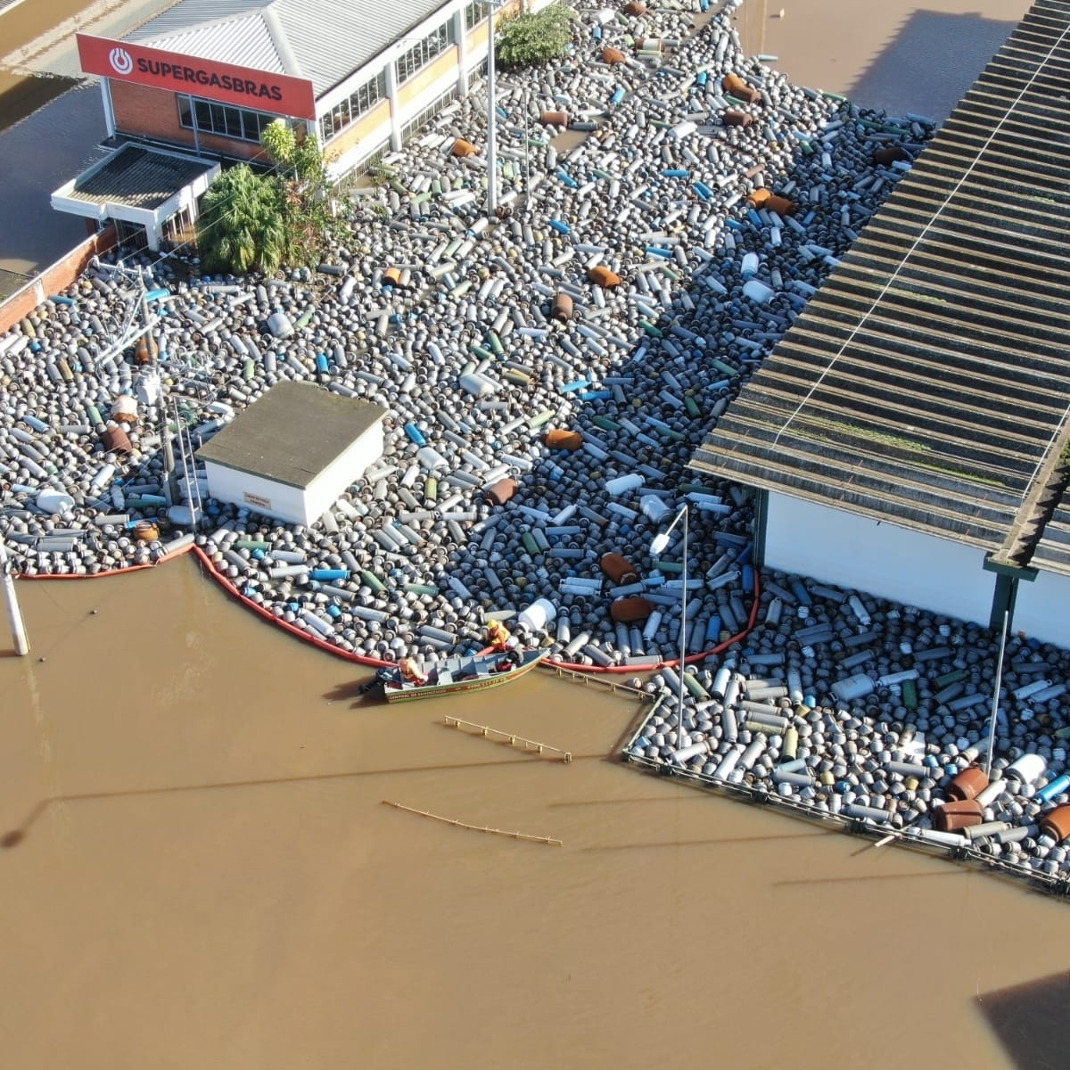 Com enchentes no RS, Canoas tem mar de botijões de gás flutuando