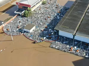 Com enchente, RS tem 'mar de botijões' flutuando em Canoas 