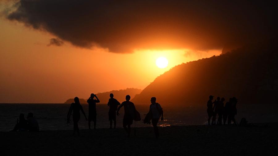 Praia no Rio; calor será monitorado para emitir alerta à população - CARL DE SOUZA / AFP