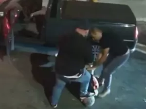 Vídeo: Policiais do Deic agridem e pisam na cabeça de homem abordado em SP