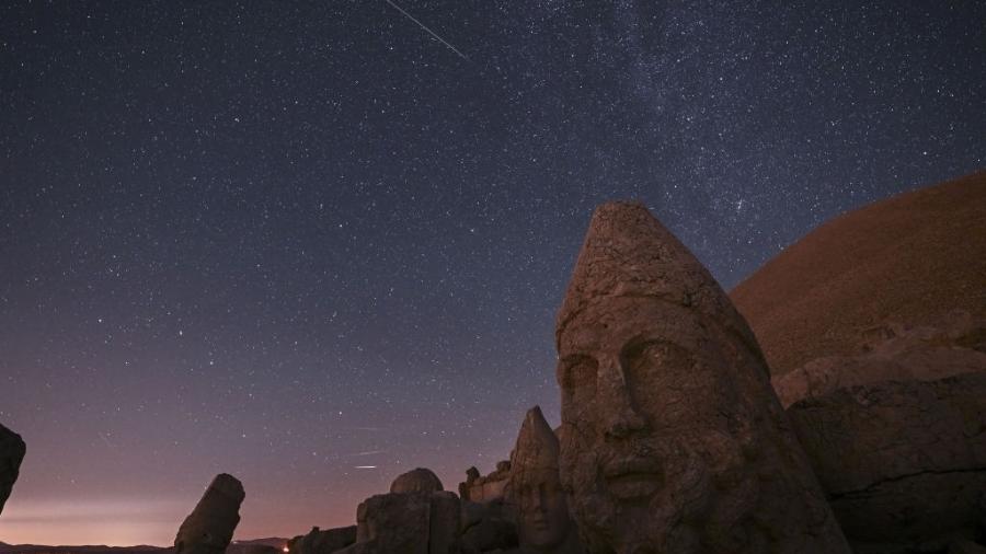 A chuva de meteoros Perseidas nas Ruínas do Monte Nemrut, um Patrimônio Mundial da Unesco a 2.150 metros de altitude, em Adiyaman, Turquia