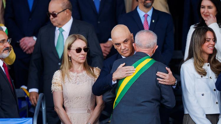 Lula cumprimenta o ministro do STF Alexandre de Moraes, no desfile da Independência, em Brasília