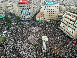 Milhares de sírios tomam ruas do país para celebrar 'vitória da revolução'