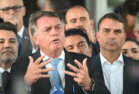 Jair e Flavio Bolsonaro estavam em frente ao Senado Jair e Flavio Bolsonaro estavam em frente ao Senado