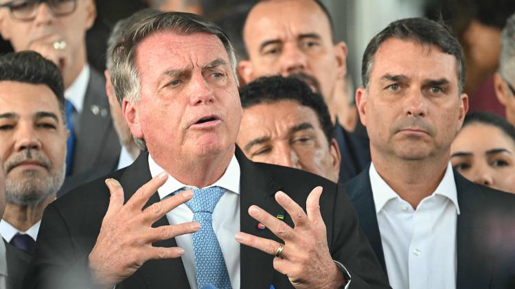 Flávio Bolsonaro ajudou o pai a retomar a linha de raciocínio durante pronunciamento após julgamento do STF Flávio Bolsonaro ajudou o pai a retomar a linha de raciocínio durante pronunciamento após julgamento do STF