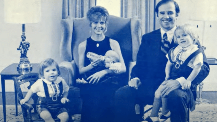Joe Biden, Neilia Hunter e os filhos. Naomi, no colo da mãe na imagem, morreu com pouco mais de 1 ano Joe Biden, Neilia Hunter e os filhos. Naomi, no colo da mãe na imagem, morreu com pouco mais de 1 ano