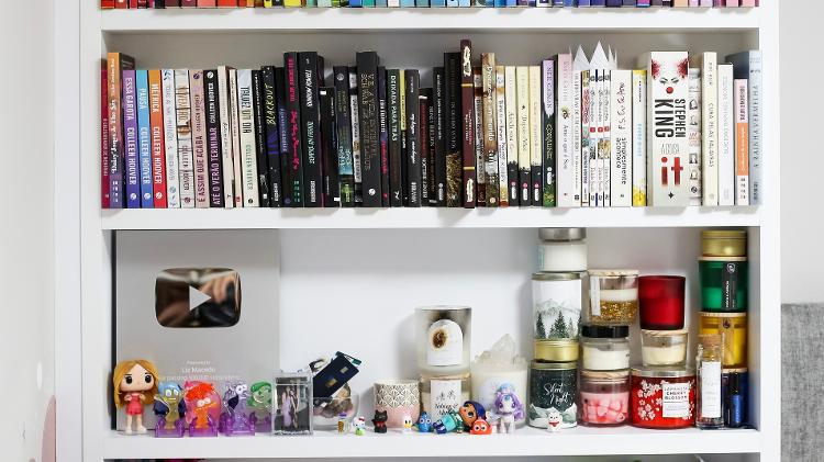 Seu quarto tem itens de adolescente: livros, velas, cadernos e bonecos